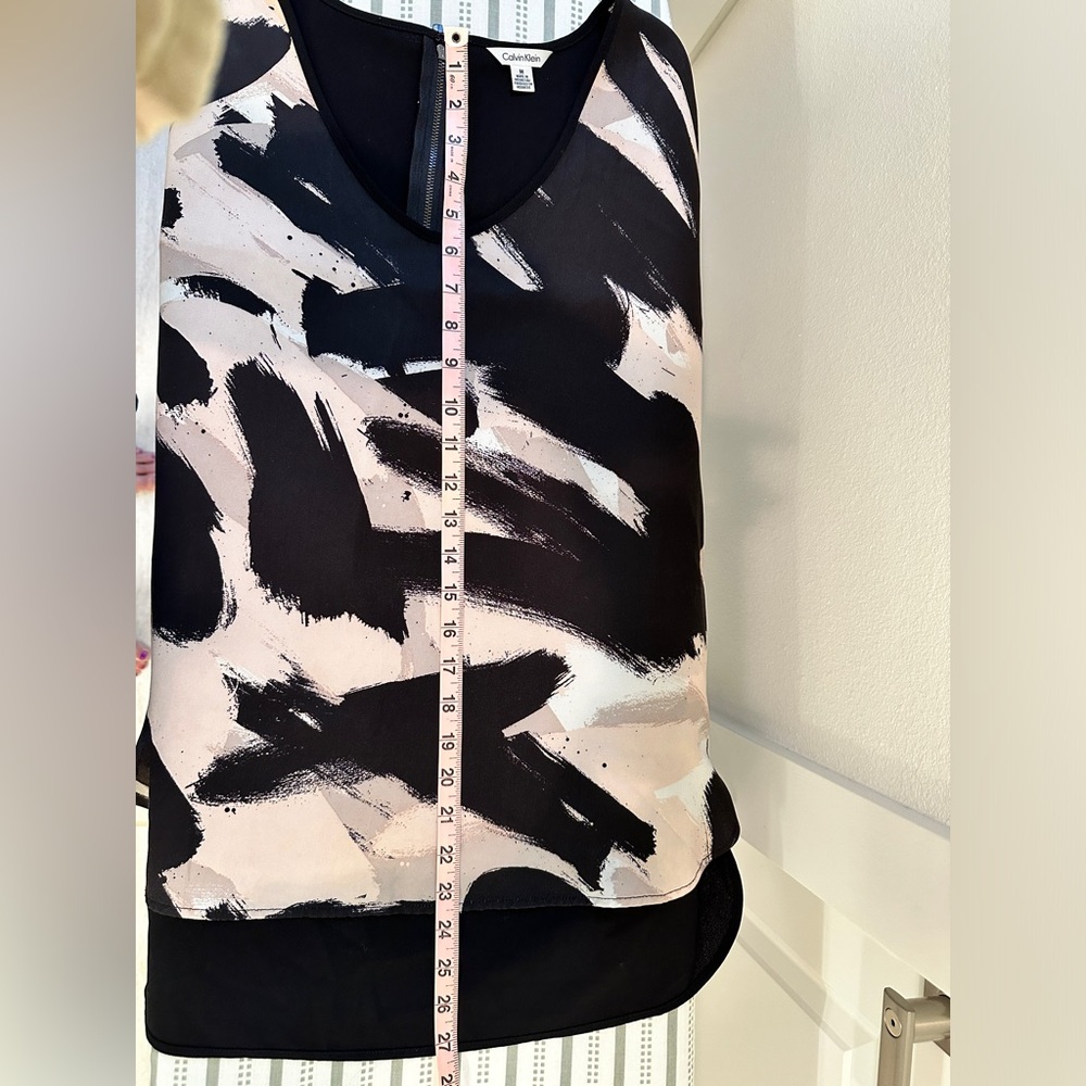 Calvin Klein short sleeved v-neck top w/zip back. Black/pink. Medium. - Picture 8 of 8